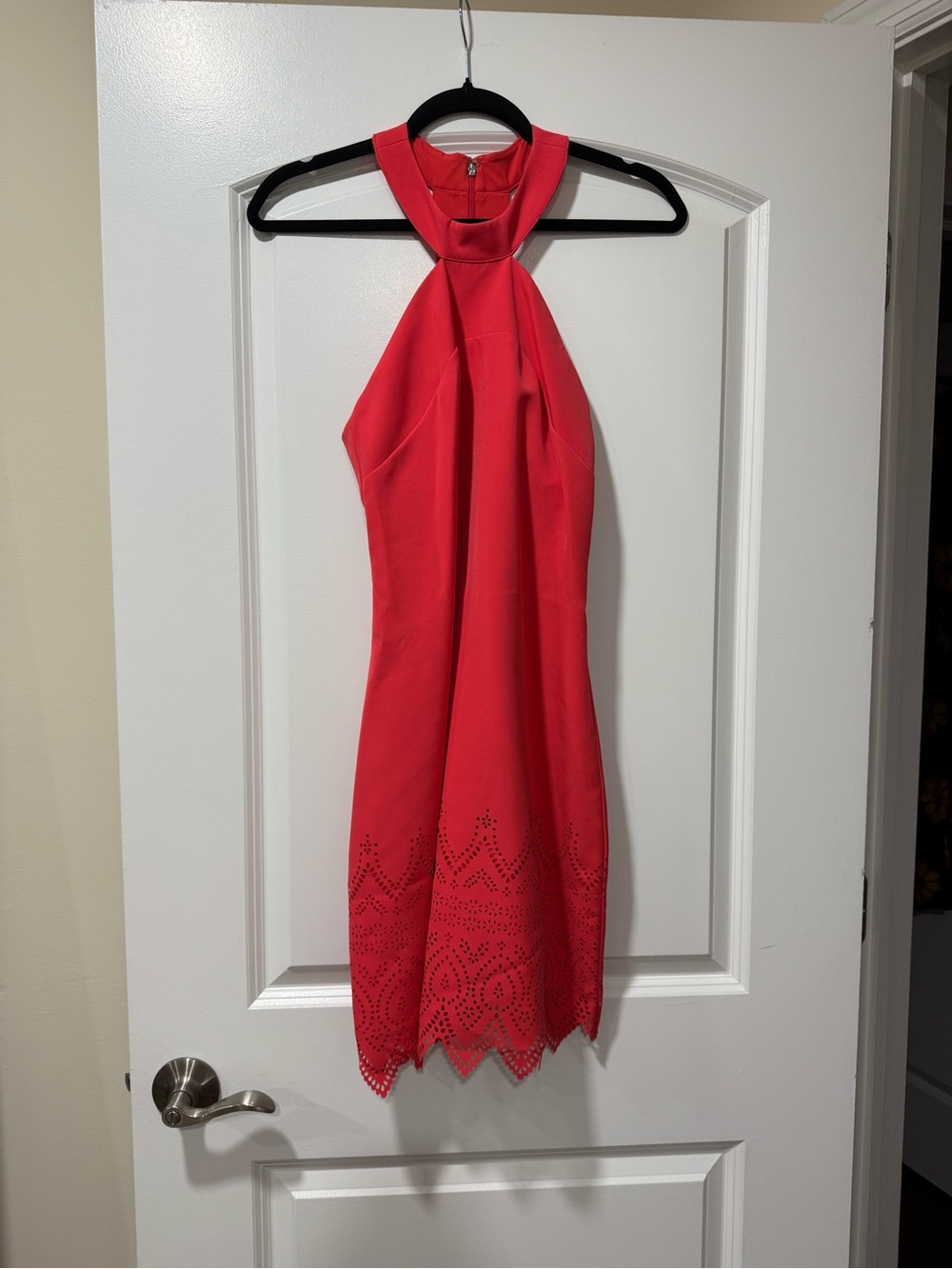 🟡3/$15 DEAL! Laundry By Shelli Segal Coral Halter Shift Dress with Laser-Cut Hem - Picture 3 of 9
